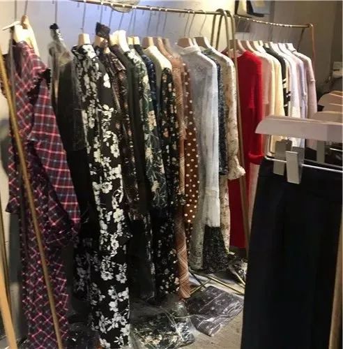 杭州清倉大促 圍巾10元，衣服20元，鞋帽零售季如白撿般狂潮